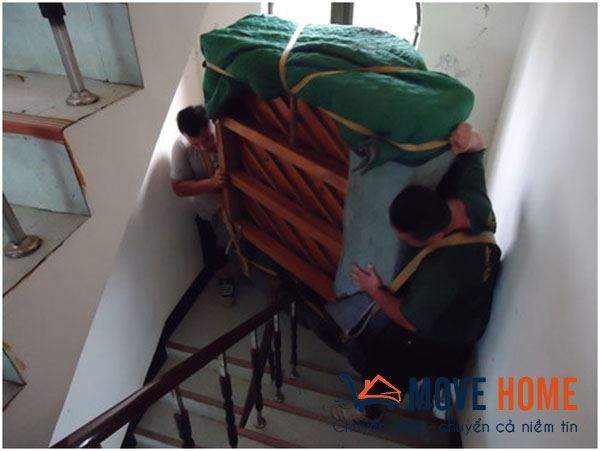 Khó khăn khi chuyển nhà qua cầu thang nhỏ 1