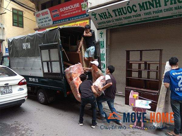 Khó khăn khi chuyển nhà qua cầu thang nhỏ 2